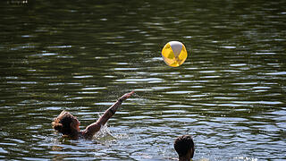 Oben sportlich, unten kühl: Badegäste in Randeracker am Main. Doch nicht nur da lässt sich baden...