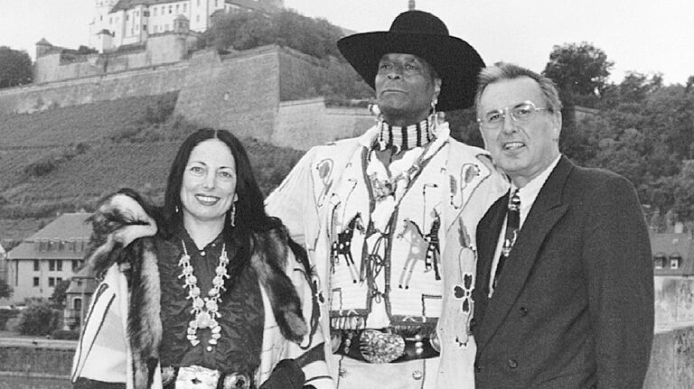 1995 begrüßten Oberbürgermeister noch Indianerhäuptlinge zur Eröffnung der Mainfranken Messe. Jürgen Weber mit Cherokee-Chocktaw-Indianer 'Buffalo Child' und seiner deutschen Frau Liselotte.&nbsp;