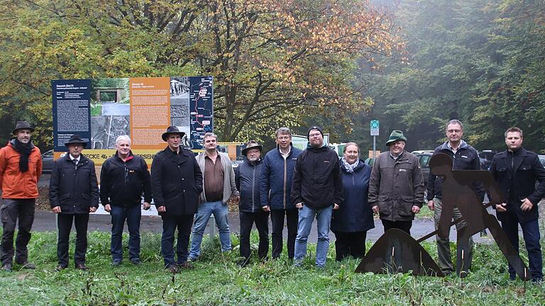 Freuten sich über das gelungene Projekt 'Spurensucherpfade' zur Strecke 46 (von links): Julian Bruhn (Naturpark Spessart), Gemündens Bürgermeister Jürgen Lippert, Karsbachs 2. Bürgermeister Berthold Hautsch, Burgsinns Bürgermeister Robert Herold, Harald Fröhlich (LAG Wein.Wald.Wasser), Gössenheims Bürgermeister Klaus Schäfer, Gräfendorfs Bürgermeister Johannes Wagenpfahl, Peter Niehoff (LAG Spessart), Anke Barthel (LAG Bad Kissingen), Forstbetriebsleiter Daniel Zippert, Initiator Dieter Stockmann und Bürgermeister Matthias Hauke aus Zeitlofs.