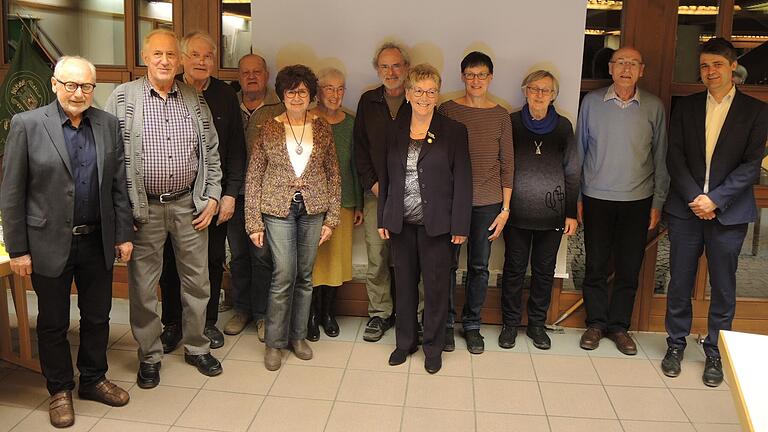 Das Foto zeigt die vom Zweigvereinsvorsitzenden Franz Margraf (links) geehrten anwesenden Rhönklub-Mitglieder und Bürgermeister Michael Kraus (rechts), der in seinem Grußwort die Bedeutung des Rhönklubs für die Stadt hervorgehoben und diverse Vereinsangebote besonders belobigt hatte.