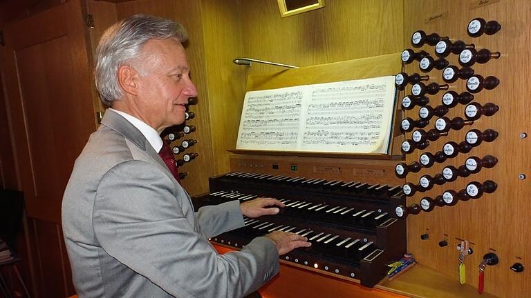 Stadtkantor Burkhard Ascherl spielt beim Gottesdienst am 5. Mai die Orgel. Stadtkantor Burkhard Ascherl spielt beim Gottesdienst am 5. Mai die Orgel.
