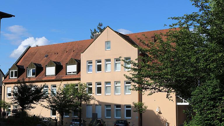 Nach dem Auszug der Sozialstation St. Rochus will der Caritas-Kreisverband das gesamte Gebäude an der Lohrer Vorstadtstraße für seine Verwaltung und Dienste nutzen. Der Umbau hat sich allerdings verzögert.