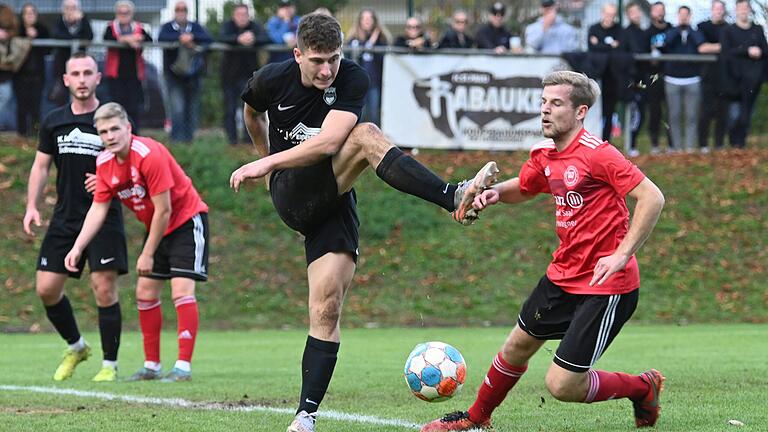 Die FT Schweinfurt um Nico Siegmund (rechts) empfängt am Samstag die DJK Schwebenried/Schwemmelsbach (Zweiter von rechts Lino Schramm, Archivbild) an der Maibacher Höhe. Die FT Schweinfurt um Nico Siegmund (rechts) empfängt am Samstag die DJK Schwebenried/Schwemmelsbach (Zweiter von rechts Lino Schramm, Archivbild) an der Maibacher Höhe.