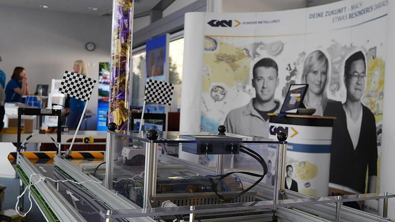 Für den Tag der Ausbildung hatten die GKN-Azubis eine Modellauto-Rennstrecke mit eigenhändig programmierter Zeitnahme als Eyecatcher aufgebaut. - Für den Tag der Ausbildung hatten die GKN-Azubis eine Modellauto-Rennstrecke mit eigenhändig programmierter Zeitnahme als Eyecatcher aufgebaut. Für den Tag der Ausbildung hatten die GKN-Azubis eine Modellauto-Rennstrecke mit eigenhändig programmierter Zeitnahme als Eyecatcher aufgebaut. - Für den Tag der Ausbildung hatten die GKN-Azubis eine Modellauto-Rennstrecke mit eigenhändig programmierter Zeitnahme als Eyecatcher aufgebaut.