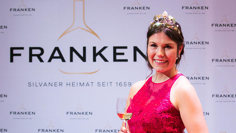 Die neue Fränkische Weinkönigin kommt aus Castell - Die 64. Fränkische Weinkönigin: Carolin Meyer aus dem Casteller Ortsteil Greuth (Lkr. Kitzingen). Die neue Fränkische Weinkönigin kommt aus Castell - Die 64. Fränkische Weinkönigin: Carolin Meyer aus dem Casteller Ortsteil Greuth (Lkr. Kitzingen).