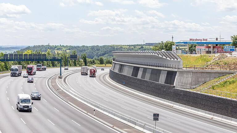 Blick von oberhalb des Ausgangs des Katzenbergtunnels auf die&nbsp; A3&nbsp; zwischen den Raststätten Würzburg-Nord und Süd in Fahrtrichtung Randersacker.&nbsp;