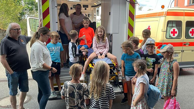 Großes Interesse zeigten die Kids beim Ferienprogramm des Kulturring Ebern. Sie waren zu Gast bei der Rettungswache in Ebern.