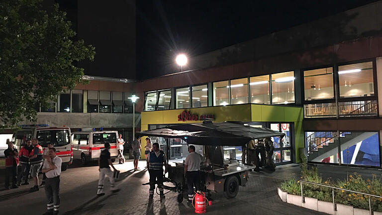 In der s.Oliver Arena wurde nach dem gestrigen Amoklauf ein Rettungszentrum errichtet.