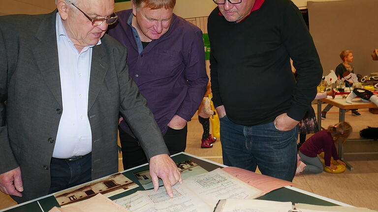 Ehrenmitglied Manfred Scheurig erklärt Interessierten die alten Baupläne von der umfangreichen Ausstellung.