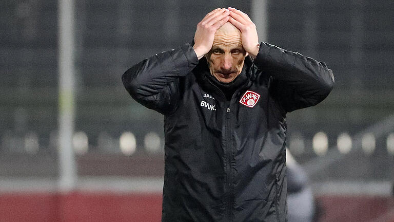 Nach zuletzt drei Pflichtspielsiegen verlor Trainer Ralf Santelli mit seinen Würzburger Kickers gegen Viktoria Köln mit 0:1 und verpasste den Sprung auf einen Nicht-Abstiegsplatz. Nach zuletzt drei Pflichtspielsiegen verlor Trainer Ralf Santelli mit seinen Würzburger Kickers gegen Viktoria Köln mit 0:1 und verpasste den Sprung auf einen Nicht-Abstiegsplatz.