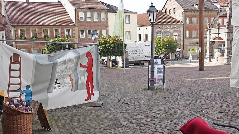 Die Schäden im Pflaster am Marktplatz sorgen für Unmut, wie in der Sitzung des Hammelburger Senioren- und Behindertenbeirats deutlich wurde.       -  Die Schäden im Pflaster am Marktplatz sorgen für Unmut, wie in der Sitzung des Hammelburger Senioren- und Behindertenbeirats deutlich wurde.