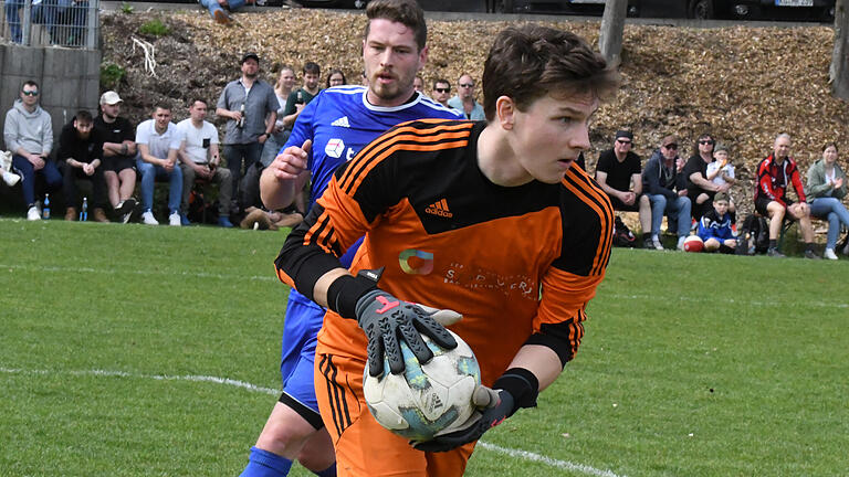 Rhöner Fußball-Nachlese       -  Zugepackt hat mit Andreas Kohlhepp der Keeper der SG Reiterswiesen im Stadtderby bei der TSVgg Hausen.