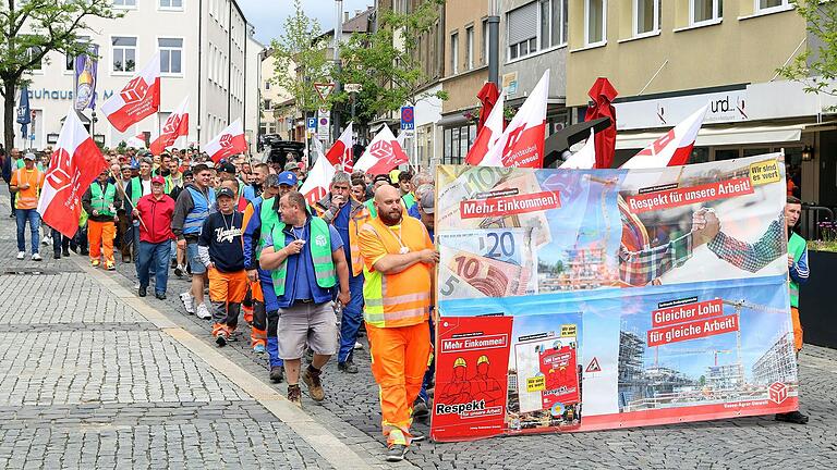 Rund 250 Arbeiter aus dem Bau-Gewerbe zogen beim Warnstreik am Mittwochmittag durch die Schweinfurter Innenstadt.