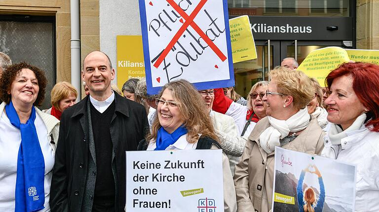 Bischof Franz Jung besuchte im Juni 2018 die Mahnwache an der Neumünsterkirche. Aufgerufen zu dieser Aktion hatte der Katholische Frauenbund in Würzburg und beteiligte sich damit an der Bewegung 'Maria 2.0'.