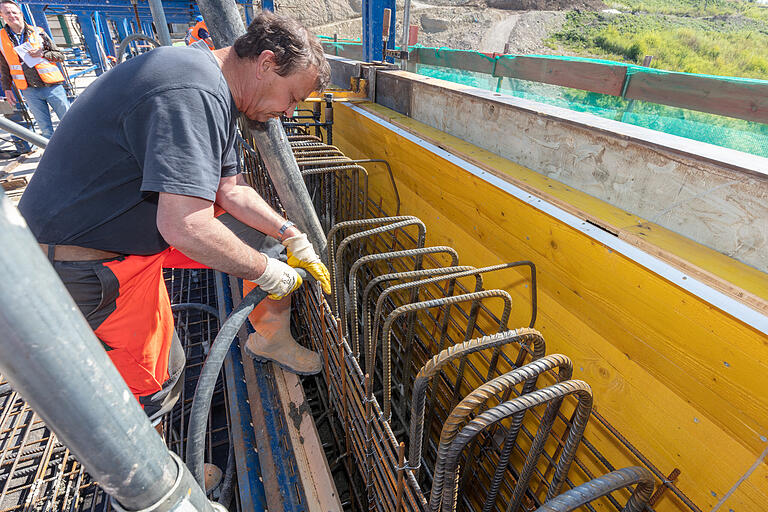 Der Beton wird maschinell verdichtet.