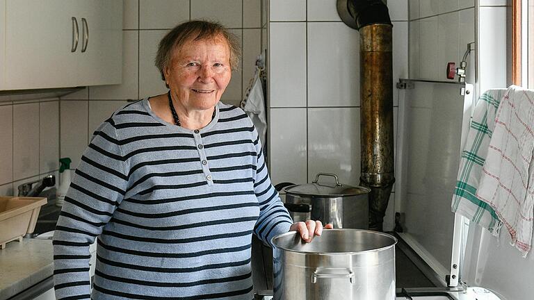 Im größten Topf kocht Greta Bauer ihre berühmten 'Schnickerli'. Sie stehen ein paar Wochen im Jahr auf der Speisekarte – immer, wenn ihre Heckenwirtschaft in Remlingen (Lkr. Würzburg) geöffnet ist.&nbsp;