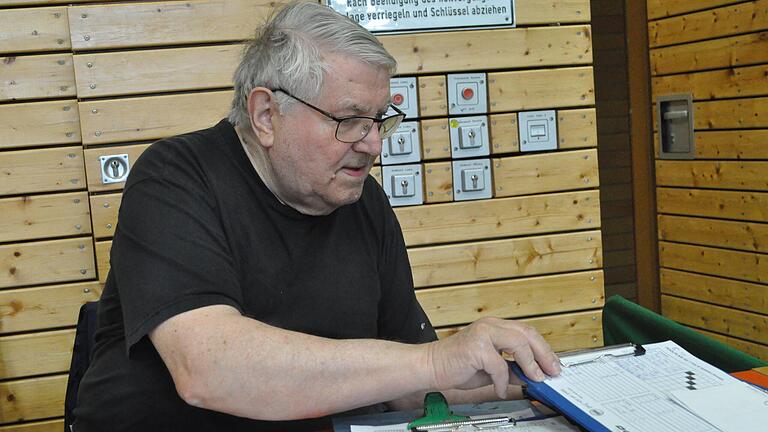 Horst-Günter Ziegler fungierte auch heuer als Turnierleiter des Bezirksentscheids der Tischtennis-mini-Meisterschaft.