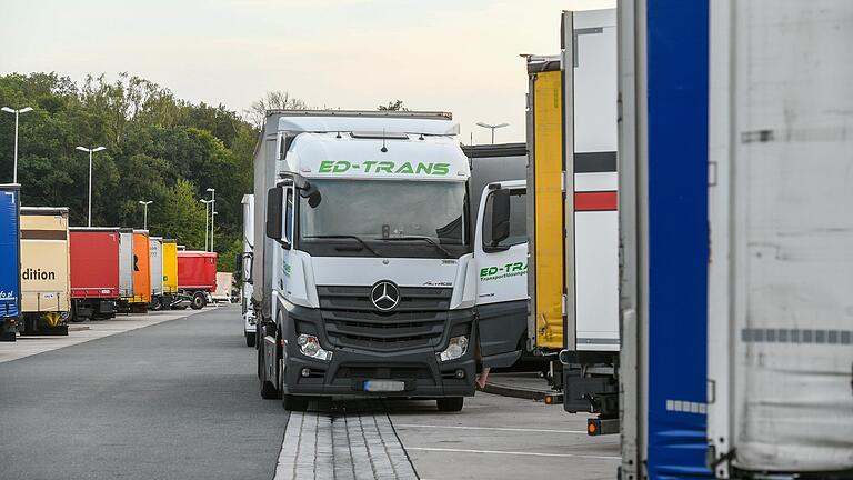 Parken in zweiter Reihe und andere damit zustellen: Für viele Brummifahrer der Normalfall, um überhaupt die vorgeschriebenen Ruhezeiten einhalten zu können.