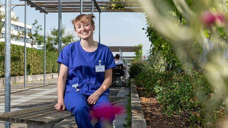 Anna Kosel aus Würzburg arbeitet als Pflegefachfrau (Vertiefung Pädiatrie) auf den Kinderintensivstationen Perinatalzentrum und Raumstation am Universitätsklinikum Würzburg. Anna Kosel aus Würzburg arbeitet als Pflegefachfrau (Vertiefung Pädiatrie) auf den Kinderintensivstationen Perinatalzentrum und Raumstation am Universitätsklinikum Würzburg.