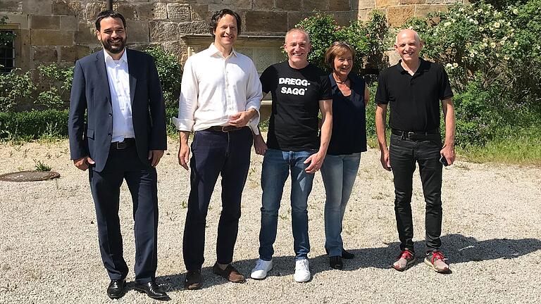 Nach der Corona-Pause kann das Rösler Open Air auf Schloss Eyrichshof wieder stattfinden. Das sorgt für große Freude bei (von links) Rösler-Marketingleiter Daniel Hund, Schlossherr Hermann von Rotenhan, Kabarettist Michl Müller sowie Gaby und Wolfgang Heyder vom Veranstaltungsservice Bamberg.