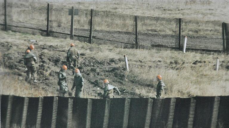 Zwischen den beiden Zäunen wurden 1961 Minen gelegt und in den späteren Jahren wieder gesprengt.