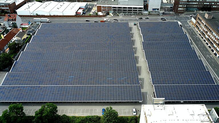 So wie ZF auf seinem Schweinfurter Firmengelände soll auch der Landkreis Schweinfurt seine Parkplätze mit Photovoltaikanlagen überbauen. Dieser Antrag der Grünen ging der Mehrheit des Kreisauschusses des Kreistags zu weit.