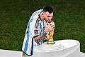 WM 2022 - Argentinien - Frankreich       -  18.12.2022, Katar, Lusail: Fußball, WM, Argentinien - Frankreich, Finalrunde, Finale, Lusail Stadion, Argentiniens Lionel Messi küsst den WM-Pokal. Foto: Robert Michael/dpa +++ dpa-Bildfunk +++
