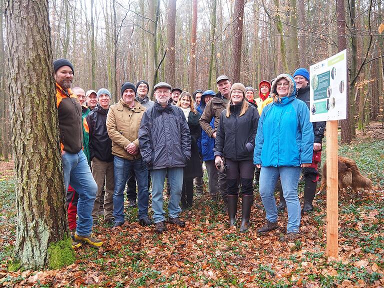 'Waldklassenzimmer' im Sailershäuser Uni-Wald. Waldpraktiker und Interessierte durften den neuen Lehrpfad zum Thema Totholzlebensräume testen.