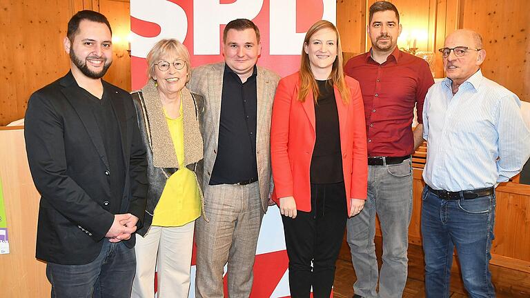 Als besonderer Gast des SPD-Ascherfreitags wurde Carmen Wegge (Mitglied des Bundestages), in Bad Königshofen begrüßt. Das Foto zeigt (von links): Tanyel Tas (Europawahl-Kandidat), Angelika Wilimsky (Städträtin Bad Königshofen), René van Eckert (Vorsitzender SPD-Kreisverband), Carmen Wegge, Alexander Schild (stellvertretender SPD-Kreisvorsitzender) sowie Egon Friedel (stellvertretender Vorsitzende der SPD-Kreisfraktion).