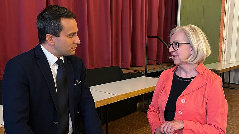 Der Parlamentarische Staatssekretär Mahmut Özdemir (SPD) im Gespräch mit Kitzingens Vize-Landrätin Susanne Knof (Freie Wähler). Der Parlamentarische Staatssekretär Mahmut Özdemir (SPD) im Gespräch mit Kitzingens Vize-Landrätin Susanne Knof (Freie Wähler).