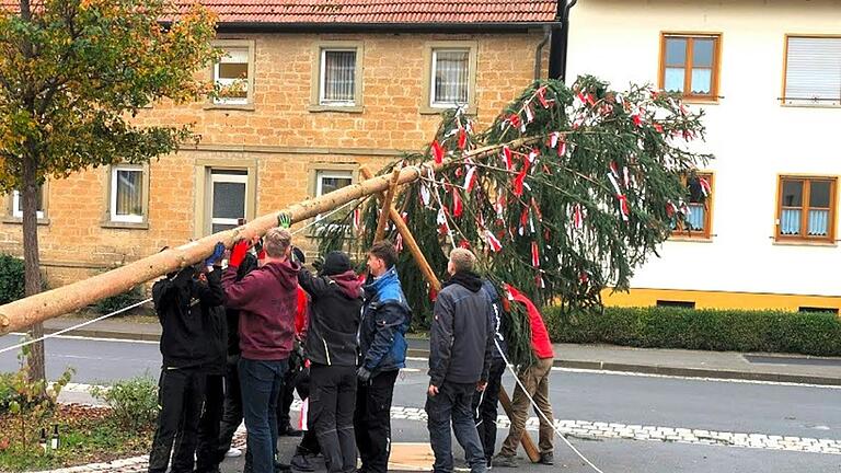 Die ersten Schritte auf dem Weg, den Kirchweihbaum senkrecht und sicher zu stellen, sind gemacht...