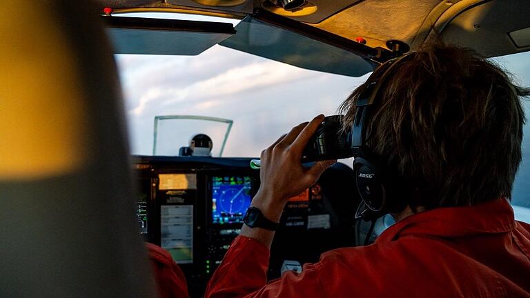 Der 25-jährige Casteller Joseph Oertel beobachtet, was auf dem Mittelmeer passiert. Der 25-jährige Casteller Joseph Oertel beobachtet, was auf dem Mittelmeer passiert.