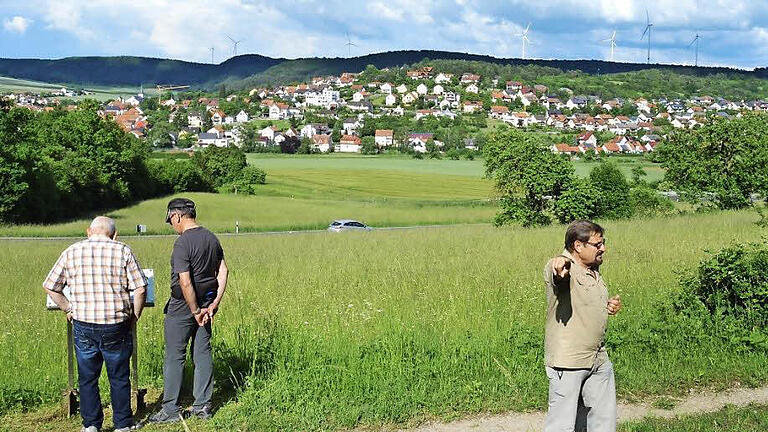 Jürgen Bereiter schildert vom Schlegelsberg aus den Angriff der Preußen auf Nüdlingen und den Gegenangriff der Bayern. Foto: Arthur Stollberger       -  Jürgen Bereiter schildert vom Schlegelsberg aus den Angriff der Preußen auf Nüdlingen und den Gegenangriff der Bayern. Foto: Arthur Stollberger