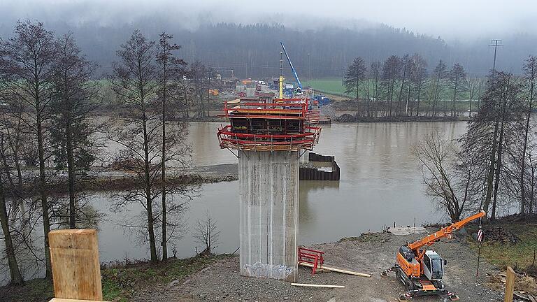 Blick von der Verschalung der Mainbrücke auf der Gemündener Seite zum linken Mainufer.
