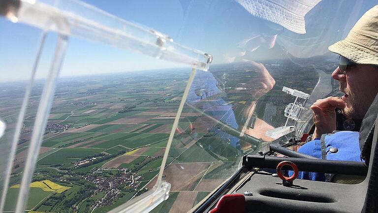 Iulian Krause (Schriftführer des Flugsportclubs Giebelstadt) blickt auf die Dörfer und Felder in der Umgebung des Flugplatzes Giebelstadt. Der Anglerhut sei für Flieger ein Kompromiss zwischen Sonnenschutz und Sichtfreiheit. Iulian Krause (Schriftführer des Flugsportclubs Giebelstadt) blickt auf die Dörfer und Felder in der Umgebung des Flugplatzes Giebelstadt. Der Anglerhut sei für Flieger ein Kompromiss zwischen Sonnenschutz und Sichtfreiheit.