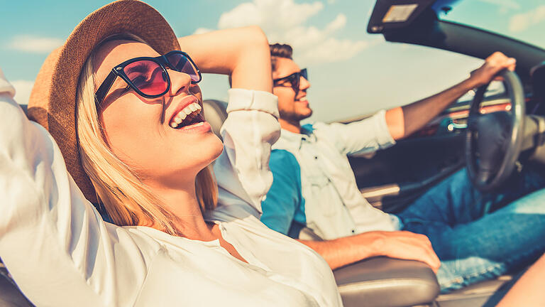 Cabrio fahren       -  Beim Cabriofahren kommt es nicht auf das Ziel an, sondern auf das Unterwegssein und das Gefühl von Freiheit.