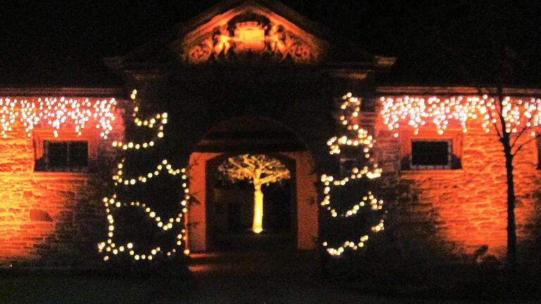 Elfershausen will zwar Strom sparen, doch zur Schlossweihnacht wird das Erthal-Gebäude im weihnachtlichen Glanz erstrahlen.       -  Elfershausen will zwar Strom sparen, doch zur Schlossweihnacht wird das Erthal-Gebäude im weihnachtlichen Glanz erstrahlen.