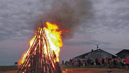 Beliebter Treffpunkt: Die Kissinger Hütte ist nicht nur am Tag, sondern auch bei Nacht, wie hier beim Sonnwendfeuer, ein Treffpunkt. Beliebter Treffpunkt: Die Kissinger Hütte ist nicht nur am Tag, sondern auch bei Nacht, wie hier beim Sonnwendfeuer, ein Treffpunkt.