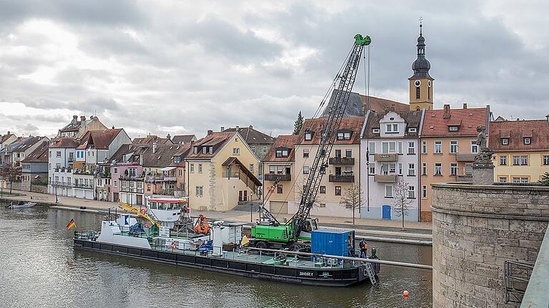 Drei Tage lang dauerten die Vorarbeiten. Im Frühjahr 2019 soll der Anprallschutz für die Alte Mainbrücke in Kitzingen vollendet werden.