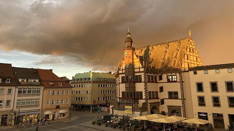 Dunkle Wolken wegen der Corona-Pandemie über dem Schweinfurter Rathaus: In den nächsten zwei Wochen werden in zahlreichen Ausschuss- und der Stadtrats-Sitzung die Weichen für den Haushalt 2021 gestellt. Der ist geprägt von einer 20-prozentigen Kürzung aller Ausgabeposten. Dunkle Wolken wegen der Corona-Pandemie über dem Schweinfurter Rathaus: In den nächsten zwei Wochen werden in zahlreichen Ausschuss- und der Stadtrats-Sitzung die Weichen für den Haushalt 2021 gestellt. Der ist geprägt von einer 20-prozentigen Kürzung aller Ausgabeposten.