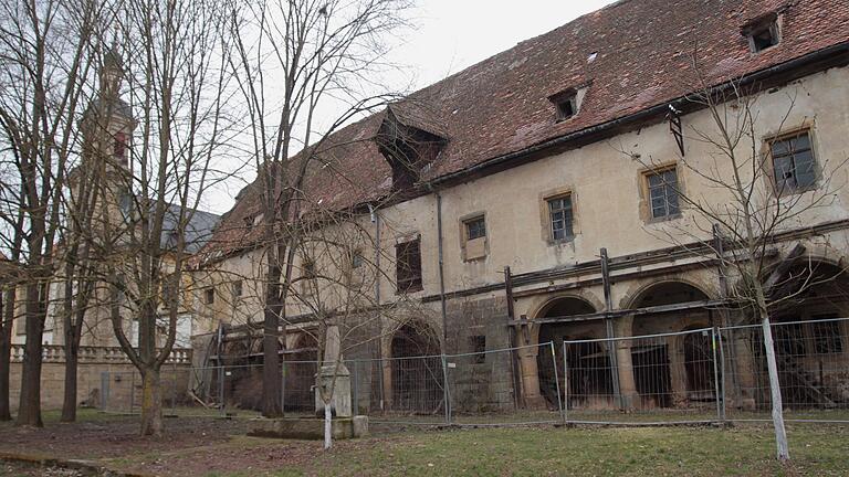 Blick auf das „Alte Schloss“ mit der Kirche im Hintergrund.