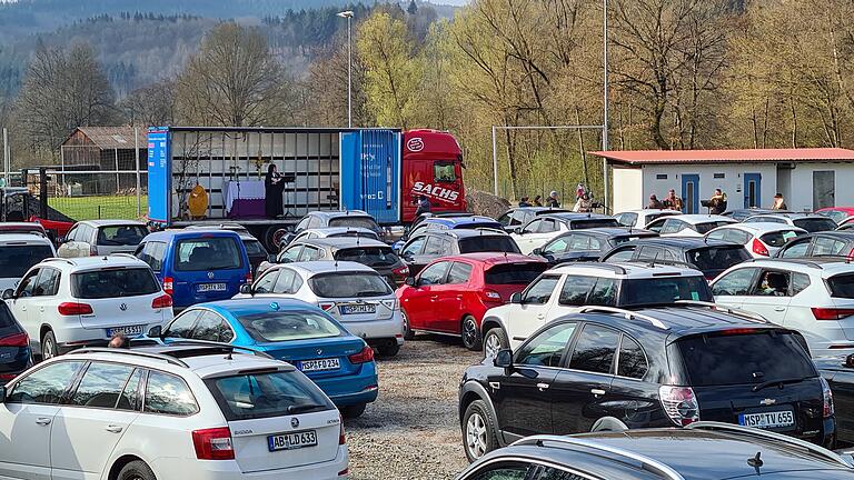 Mit dem Autogottesdienst am Ostersonntag trafen Sabine Schlagbauer, evangelische Pfarrerin in Burgsinn, und ihr Team voll ins Schwarze.