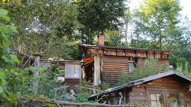 Vor 15 Jahren bauten Christine und Hubert Bathon ihr Strohballenhaus (Gebäude hinten rechts) auf dem eigenen Naturgrundstück in Partenstein.&nbsp;