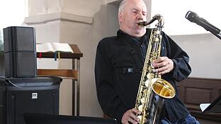 Smooth oder rockig, Friedbert Heckmann fand zu den Balladen und Songs immer den richtigen Ton. Das außergewöhnliche „Ein-Mann-Konzert“ hinterließ einen starken Eindruck.       -  Smooth oder rockig, Friedbert Heckmann fand zu den Balladen und Songs immer den richtigen Ton. Das außergewöhnliche „Ein-Mann-Konzert“ hinterließ einen starken Eindruck.