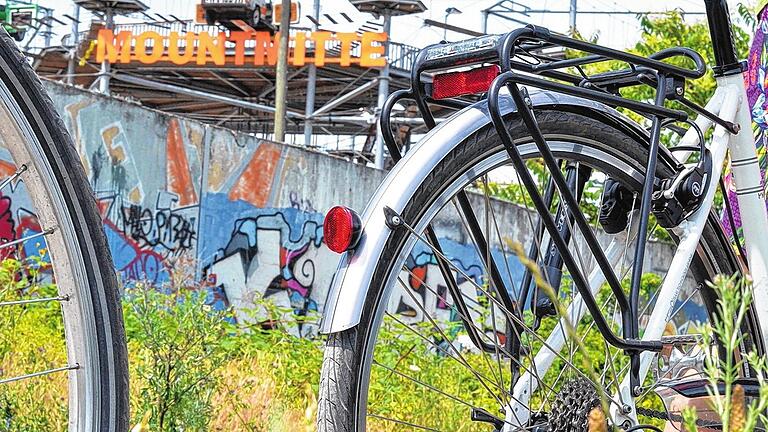Auf dem Mauerradweg: Die komplette Strecke entlang der ehemaligen Berliner Mauer ist etwa 160 Kilometer lang. Für die gesamte Strecke müssen auch begeisterte Radfahrer mehrere Tage einplanen.Fotos: Bastian Sünkel Auf dem Mauerradweg: Die komplette Strecke entlang der ehemaligen Berliner Mauer ist etwa 160 Kilometer lang. Für die gesamte Strecke müssen auch begeisterte Radfahrer mehrere Tage einplanen.Fotos: Bastian Sünkel