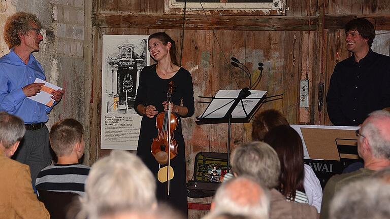 Der Förderkreis Ehemalige Synagoge Laudenbach lud zum zweiten Benefizkonzert der Karlstadter Künstler Maria Hussong (Violine) und Philip Hahn (Klavier) in die Synagoge Laudenbach ein. Der Vorsitzende des Förderkreises Georg Schirmer (links) bedankte sich bei den Künstlern.