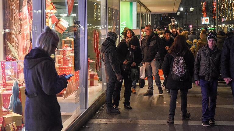 Gedränge in den Läden, Getümmel auf den Straßen - wie hier auf einem Bild aus dem Jahr 2016 in Würzburg : Das wird es heuer in den Wochen vor Weihnachten wegen Corona wohl nicht geben. Dennoch hofft der Einzelhandel auf gute Geschäfte.