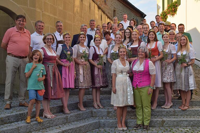 Nach dem Weinfestempfang gibt das traditionelle Gruppenfoto auf der Treppe vor dem Rathaus.