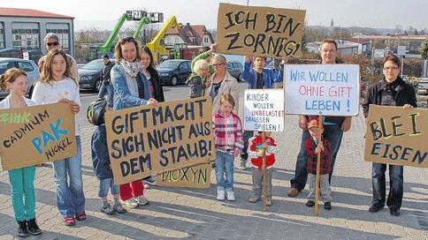 Plakativ machten die Bürger auf die Gefährdung aufmerksam, die vom Betrieb der Firma Loacker in Wonfurt ausgeht.
