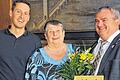 Treue Seele: Seit 40 Jahren steht Hildegard Münch in den Diensten der Stadt Ochsenfurt. Vom Personalratsvorsitzenden Tim Krüger (links) und Bürgermeister Rainer Friedrich gab's dafür ein herzliches Dankeschön.